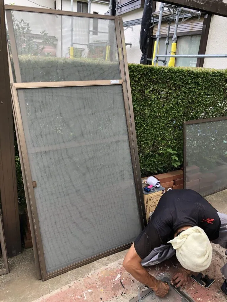 施工中：網戸張り替え