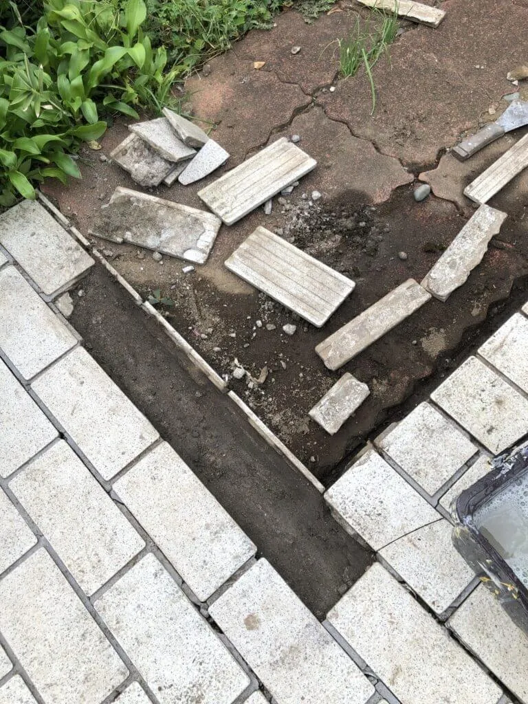 施工前：玄関前のタイル