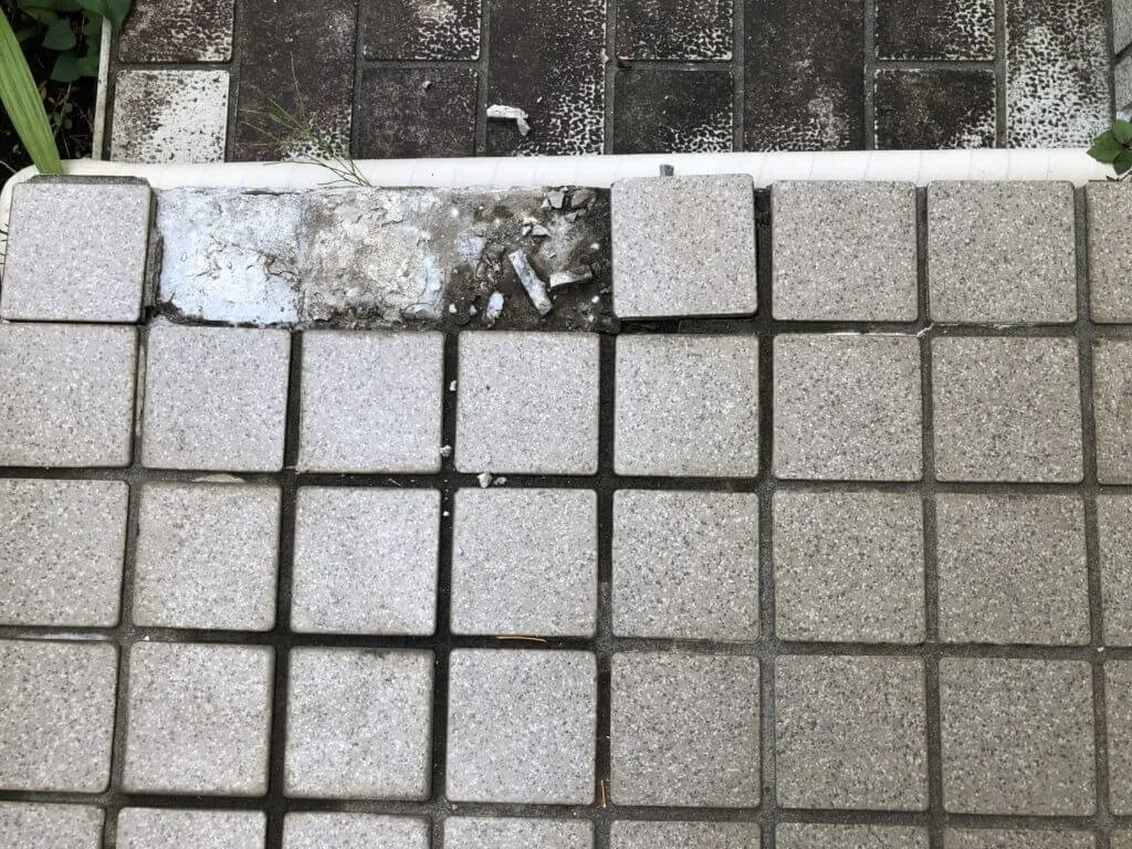 施工前：玄関前のタイル